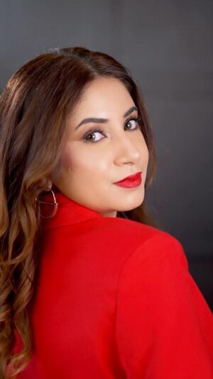 Aashna Shroff Instagram - Always up for matching my lipstick to my mood! It’s time to blur lines and be unapologetically yourself with @LakmeIndia’s Beyond Matte Caring Lipsticks ❤️

Available in 12 stunning shades - nudes, pinks and reds for EVERY mood. 

One stroke is all you need for high impact colour 🌟

#Ad #UnapologeticallyMe #SwipeRightForSelfLove #Lakme #LakmeIndia #LakmeMakeup