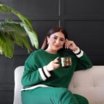 Aashna Shroff Instagram - My morning coffee time just got a shiny upgrade courtesy #ManishMalhotraStarbucks 🖤✨ get your hands on the beautiful limited edition collection at all Starbucks stores before it’s gone!! @starbucksindia @manishmalhotra05 #ad