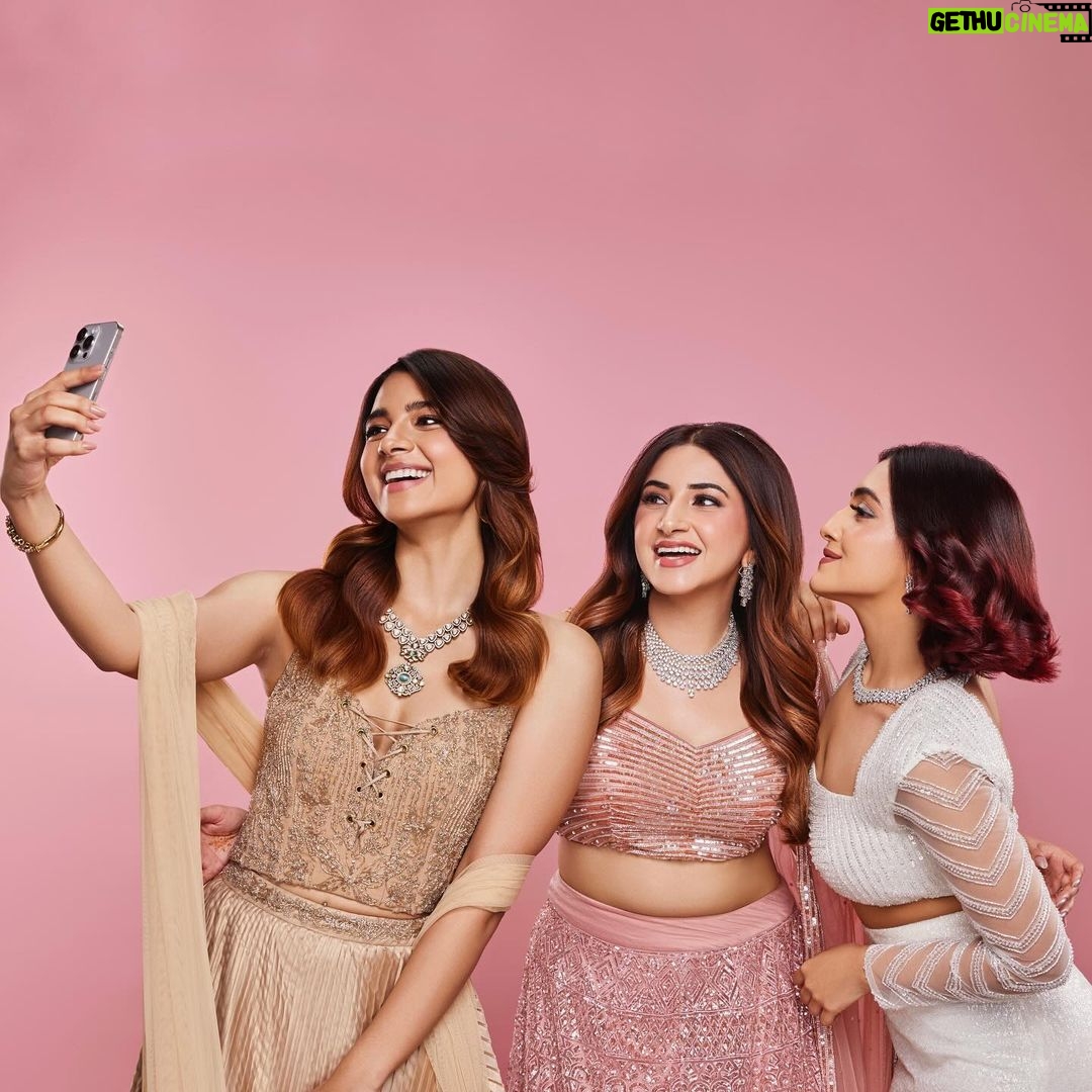 Aashna Shroff Instagram - THIS HAIR TRANSFORMATION 🤩 You need things to be flawless when you’re getting married! For this reason, I followed the advice of my most reliable Matrix professional and went for Matrix color melt in the Gold shade! ❤️ . You know how much I like keeping my hair in these tones, and I’m amazed at how gorgeous my hair looks right now 💁🏻♀️😌 Ya’ll can choose from the different hair color melts 💥 Cinnamon spice, Red, Gold, Mocha, Choco Melt and rock the new look! . So don’t miss out and head over to a Matrix Salon near you to get your hair colored too!! #Ad @matrixindia_lnc #DareToMelt #MatrixColorMelt #MatrixIndia
