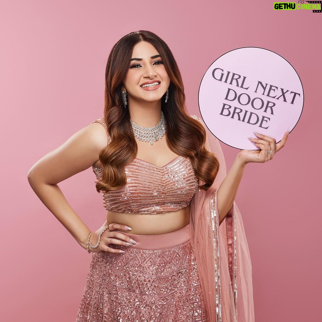 Aashna Shroff Instagram - THIS HAIR TRANSFORMATION 🤩 You need things to be flawless when you’re getting married! For this reason, I followed the advice of my most reliable Matrix professional and went for Matrix color melt in the Gold shade! ❤️ . You know how much I like keeping my hair in these tones, and I’m amazed at how gorgeous my hair looks right now 💁🏻♀️😌 Ya’ll can choose from the different hair color melts 💥 Cinnamon spice, Red, Gold, Mocha, Choco Melt and rock the new look! . So don’t miss out and head over to a Matrix Salon near you to get your hair colored too!! #Ad @matrixindia_lnc #DareToMelt #MatrixColorMelt #MatrixIndia