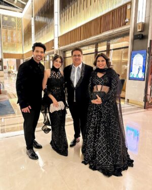 Aashna Shroff Instagram - barateeeeeez ft. fam 🖤🖤