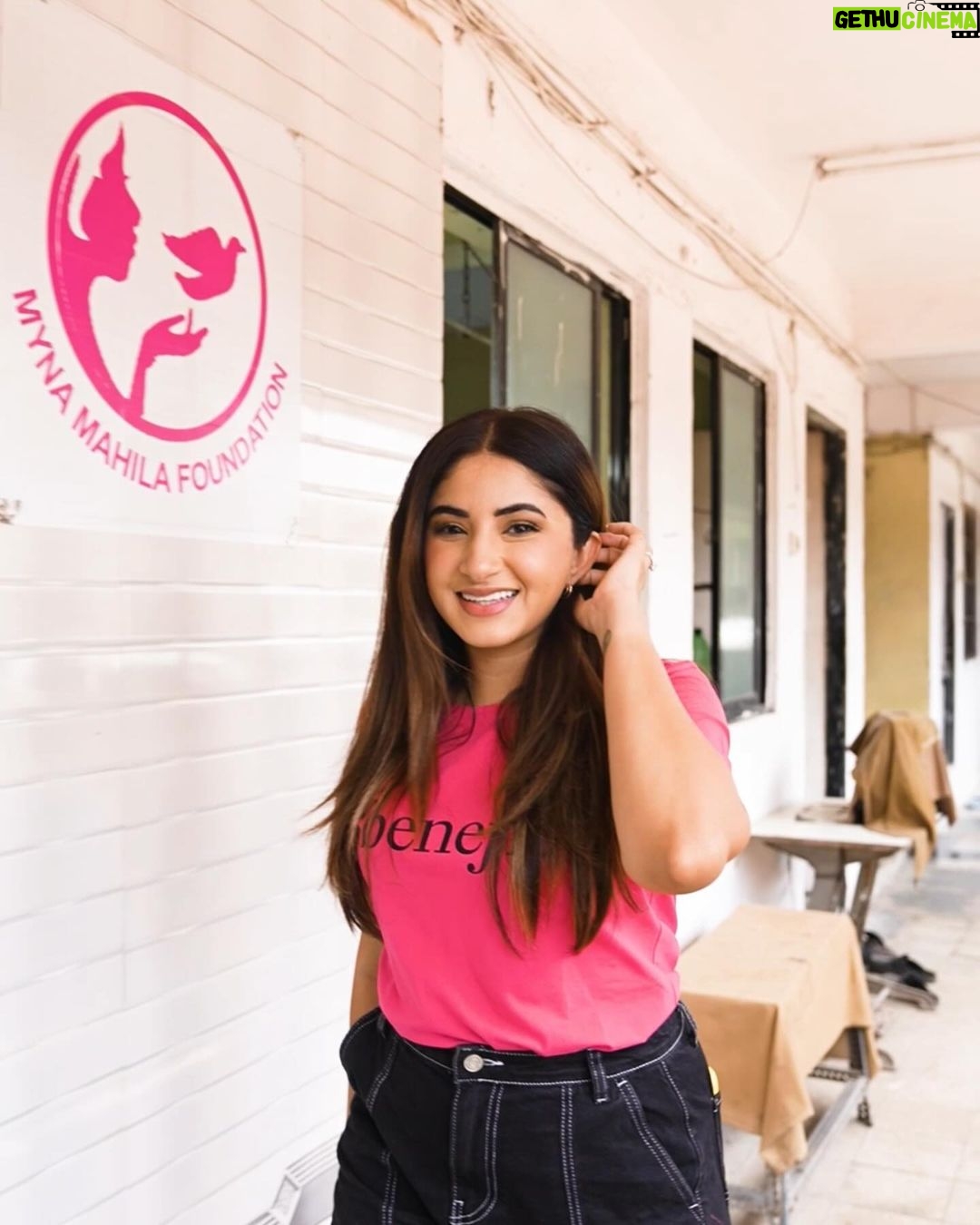 Aashna Shroff Instagram - When I got to spend a day with the fabulous women at @mynamahila and @benefitindia last year, I saw all the amazing work they do to empower women. I’ve always spoken about how I come from an all women household, so that day was truly special to me and I still cherish the experience. This women’s day, tap the link in Myna Mahila’s bio, and support their fundraiser so they can continue to help make women more confident, healthy and financially independent 🤍