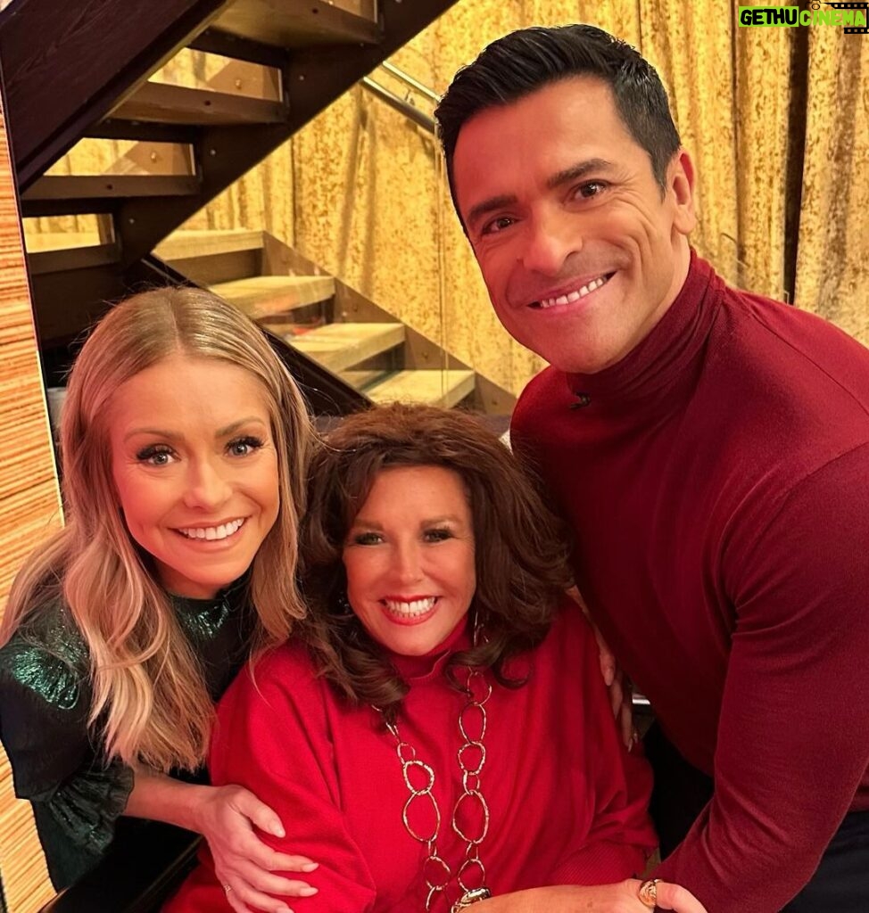 Abby Miller Instagram - Love being in NYC where you can catch old friends & a Live TV Show Taping all in the same moment 👏🏼 thank you to @kellyripa & @sharpefamilysingers @rose.hinoul for your kindness ❤️ catch the show airing on Friday! 😘@livekellyandmark #aldc #aldcalways #abbylee #abbyleemiller #abbyleedancecompany #dancemoms #madhouse #leaveitonthedancefloor #livewithkellyandmark Live with Kelly and Mark