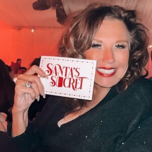 Abby Miller Instagram - Santa had a little Secret he shared the other night in Hudson Yards 🎅✨🤫 ~ what do you think it was?? Love having these girls here in the states with me for the holidays! ❤️❄️ 

#aldc #aldcalways #abbylee #abbyleemiller #dancemoms #abbyleedancecompany #leaveitonthedancefloor #madhouse #audc #newyorkcity #santassecret