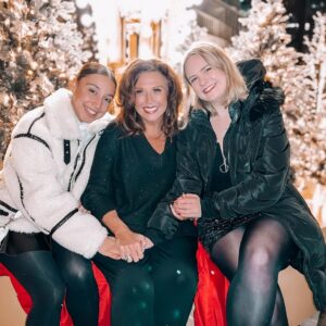 Abby Miller Instagram - Santa had a little Secret he shared the other night in Hudson Yards 🎅✨🤫 ~ what do you think it was?? Love having these girls here in the states with me for the holidays! ❤️❄️ 

#aldc #aldcalways #abbylee #abbyleemiller #dancemoms #abbyleedancecompany #leaveitonthedancefloor #madhouse #audc #newyorkcity #santassecret