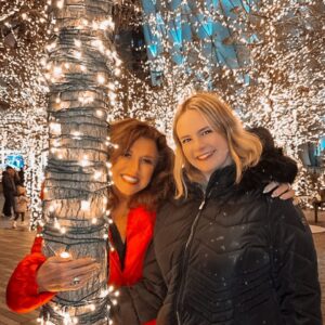 Abby Miller Instagram - Santa had a little Secret he shared the other night in Hudson Yards 🎅✨🤫 ~ what do you think it was?? Love having these girls here in the states with me for the holidays! ❤️❄️ 

#aldc #aldcalways #abbylee #abbyleemiller #dancemoms #abbyleedancecompany #leaveitonthedancefloor #madhouse #audc #newyorkcity #santassecret