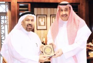 Abdel Aziz El Moslem Instagram - تشرفت بلقاء معالي المستشار في ‫#الديوان_الأميري‬ الشيخ ‫#فيصل_الحمود_المالك_الصباح‬ بمكتبه في قصر السيف 
‏‪@faisalalsabah
و له جزيل الشكر على تكريمي 
و على حرص القيادة السياسية على دعم الشباب في مجال الثقافه والإعلام .

#عبدالعزيز_المسلم