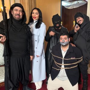 Abdel Aziz El Moslem Instagram - مشاركة كوميديه في أضخم انتاج تلفزيون 
أنتظروني في دور رئيس عصابة متقاعد 😂

#رمضان#تلفزيون #مسلسل#كوميدي #مسلسل_رمضان 
#عبدالعزيز_المسلم