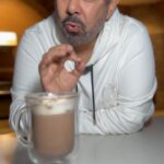 Abdel Aziz El Moslem Instagram - عندكم طريقة ألذ منها ؟ حليب كاوكاو حار متك تك تصوير وإخراج #وليد_جمعه #شوكلاته #حليب#طبخ#طباخ #مطبخ #شف #سويت #طبخات_عبدالعزيز_المسلم #متك_تك #عبدالعزيز_المسلم #الكويت