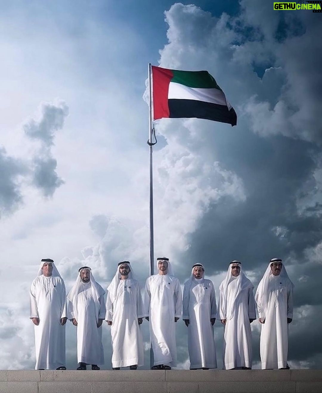 Abdel Aziz El Moslem Instagram - نبارك لدولة الامارات العربيه المتحده قيادة وشعبا حفظهم الله بمناسبة #اليوم_الوطني_الاماراتي متمنين لهم مزيدا من التقدم والازدهار في ظل القياده الحكيمه حفظها الله وكل عام وانتم بخير #الإمارات #اليوم_الوطني #اليوم_الوطني_الإماراتي #عبدالعزيز_المسلم
