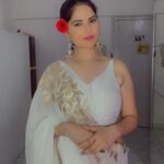 Abha Paul Instagram - Kuch batao dosto Mummy Naraz ho gai hain ☹️ Jaldi kuch batao 🧐 kese pataun Mummy ko 🤓