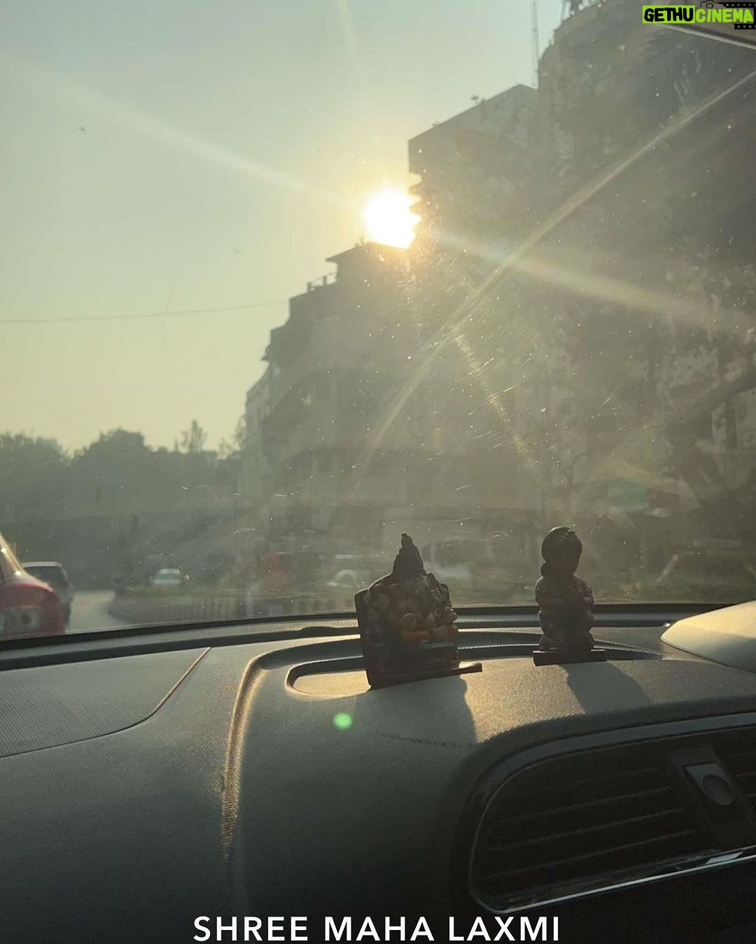 Abha Paul Instagram - #2024 ki shuruat Siddhivinayak Ganpati Ji ke darshan ke saath karne ka socha, lekin wahan itni bheed thi ki darshan nahi ho paye. Phir socha, kyun na Mahalakshmi ke darshan kar liye jaaye. Lekin wahan bhi lambi line thi, darshan nahi ho paye. Phir dil se bhagwan ka naam liya aur wapas Siddhivinayak gaye. Aur tab jaake darshan huye, dil khush ho gaya. Yeh hai meri 2024 ki shuruat ki kahani, bhagwan ke darshan ke saath. 🕉️ #harharmahadevॐ #ganpatibappamorya #jaimatadi #siddhivinayak #darshan #mahalaxmi Siddhivinayak Temple, Mumbai