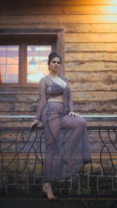 Abha Paul Instagram - “Ek creative twist, saree se bikini tak. Jo socha, wahi banaya. Yahi toh hai asli fashion revolution!” 😄 🔥 To kesa laga idea? #CreativityUnleashed #FashionRevolution #SareeToBikini #TrendsetterAabha