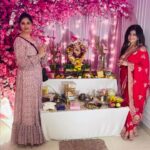 Abha Paul Instagram - “Divine moments with @sweetywalia11 and lord Ganpati ♥️#GanpatiBappaMorya #Blessed” 🙏