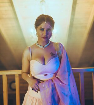 Abha Paul Instagram - Radiating the glow of Indian attire, introducing uniqueness in my style. Because freedom is the real fashion. 😊

#FashionFreedom

#CoutureCulture 
#JewelryJoy