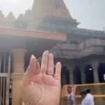 Abha Paul Instagram - “Today’s my birthday and I spent my special day seeking blessings from Mahakal. I attended the Aarti and received lots of blessings. I’m sharing this joy with all my fans. Feel free to send your wishes and join the celebration!” 😊 Bolo mahakal ki jai 🕉️🌸♥️ महाकालेश्वर ज्योतिर्लिंग उज्जैन - Mahakaleshwar Jyotirlinga Ujjain