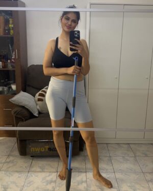 Abha Paul Instagram - आज ghar का सफ़ाया कर diya 🤣🤣

अब देख क्या रहे हो तुम भी अपने ghar की safaai कर लो 😂