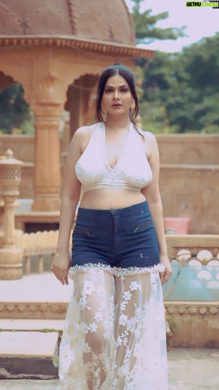 Abha Paul Instagram - Batao location? Do just comment 👇🏻