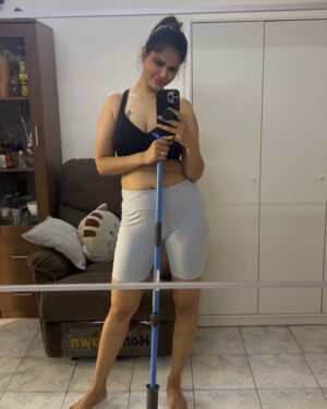 Abha Paul Instagram - आज ghar का सफ़ाया कर diya 🤣🤣

अब देख क्या रहे हो तुम भी अपने ghar की safaai कर लो 😂