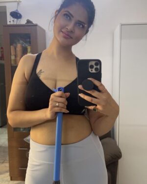 Abha Paul Instagram - आज ghar का सफ़ाया कर diya 🤣🤣

अब देख क्या रहे हो तुम भी अपने ghar की safaai कर लो 😂