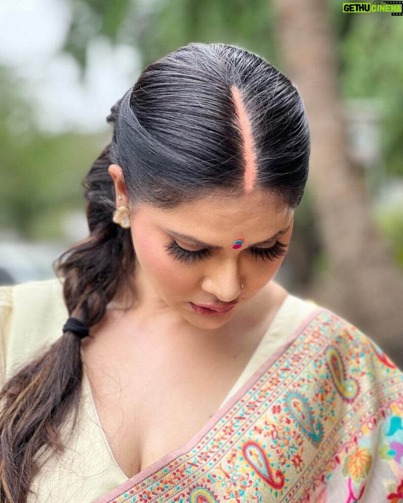 Abha Paul Instagram - Ethnic attires ❤️ 1: #saree #banarasisaree 2: #sindur #bhartiyaparampara Pics #credit @yadav.himani #style @yadav.himani #makeupartist @ayesha_das_dowerah #hairstyles @ayesha_das_dowerah CBD Belapur