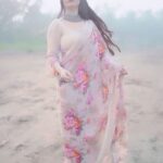 Abha Paul Instagram - बीच की रेत पर चलना, जैसे कि समय को अपनी उंगलियों से फिसलने देना। और हर कदम के साथ, अपने चिंताओं को समुंदर में बहा देना। 😊 #saree #instagram