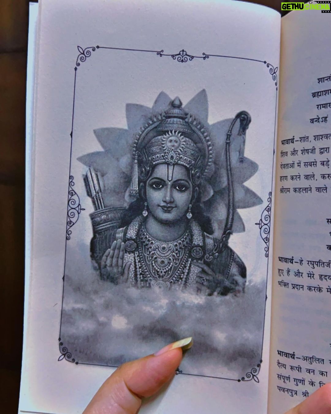 Abha Paul Instagram - Veeron ko aage badhne ka saahas, bhakton ko aastha ki deepshikha, Sundarkand se jeewan ka saar. Padhte waqt itna achha laga, mann karta hai ki kash aur bhi likha hota, toh thoda aur jaan paate Hanuman Ji ke bachpan ke bare mein. Jai Shri Ram! Jai Hanuman! 🙏✨ #jaishreeram #jaihanuman🙏