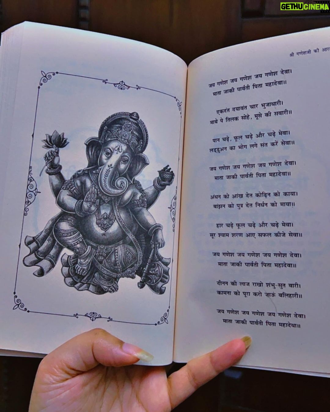 Abha Paul Instagram - Veeron ko aage badhne ka saahas, bhakton ko aastha ki deepshikha, Sundarkand se jeewan ka saar. Padhte waqt itna achha laga, mann karta hai ki kash aur bhi likha hota, toh thoda aur jaan paate Hanuman Ji ke bachpan ke bare mein. Jai Shri Ram! Jai Hanuman! 🙏✨ #jaishreeram #jaihanuman🙏
