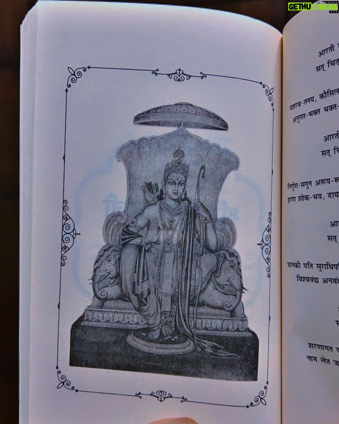 Abha Paul Instagram - Veeron ko aage badhne ka saahas, bhakton ko aastha ki deepshikha, Sundarkand se jeewan ka saar. Padhte waqt itna achha laga, mann karta hai ki kash aur bhi likha hota, toh thoda aur jaan paate Hanuman Ji ke bachpan ke bare mein. Jai Shri Ram! Jai Hanuman! 🙏✨ #jaishreeram #jaihanuman🙏