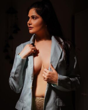 Abha Paul Instagram - Kabhi kabhi hum apne aap ko mirror mein dekhte hain, par sirf wohi dekhte hain jo hum dekhna chahte hain. Duniya hamara ek alag hi roop dekhti hai. 

#MirrorReflections
#DeepThoughts 
#SelfReflection 
#UnseenReality 
#sunday 
#2023
