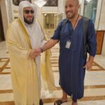 Abu Azaitar Instagram - انه لم دواعي سروري ، لقائي بأئمة الحرم المكي الشريف فضلية الشيخ الدكتور /ياسر الدوسري وفضيلة الشيخ الدكتور/ بندر بليلة -حفظهم الله - وأخذ صورة تذكارية معهم، عسى ربنا سبحانه ان يجمعنا في الجنة كما جمعنا في الدنيا🤲🏼❤️ الحرم المكي مكة المكرمة