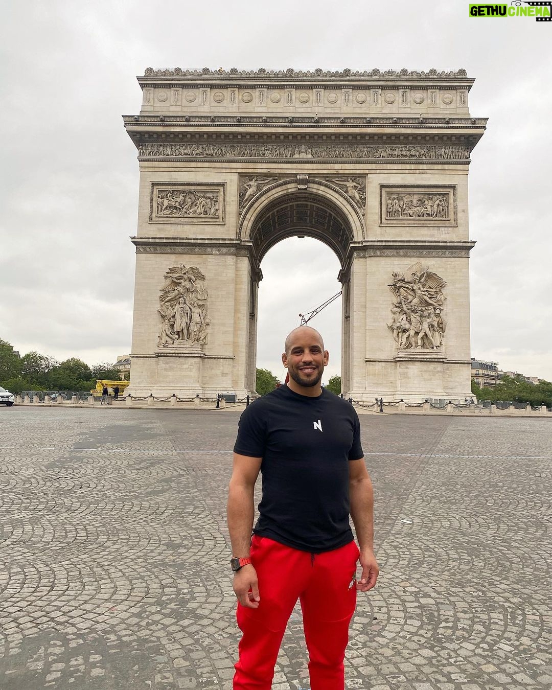 Abu Azaitar Instagram - Paris 😄 Avenue Des Champs Elysées