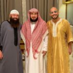 Abu Azaitar Instagram - لا تعليقَ على صورةٍ بين وَلِدٍ تحت قدميه الجنة و وحمال قران في قسمات وجه نوريتلؤلؤ …من غيره انه فضلية الشيخ الدكتور بندر بليلة احب الصاحين ولست منهم لعلي انال بهم شفاعه❣️🤲🏼#جمعة_طيبة #تبارك_الله #الحمدلله