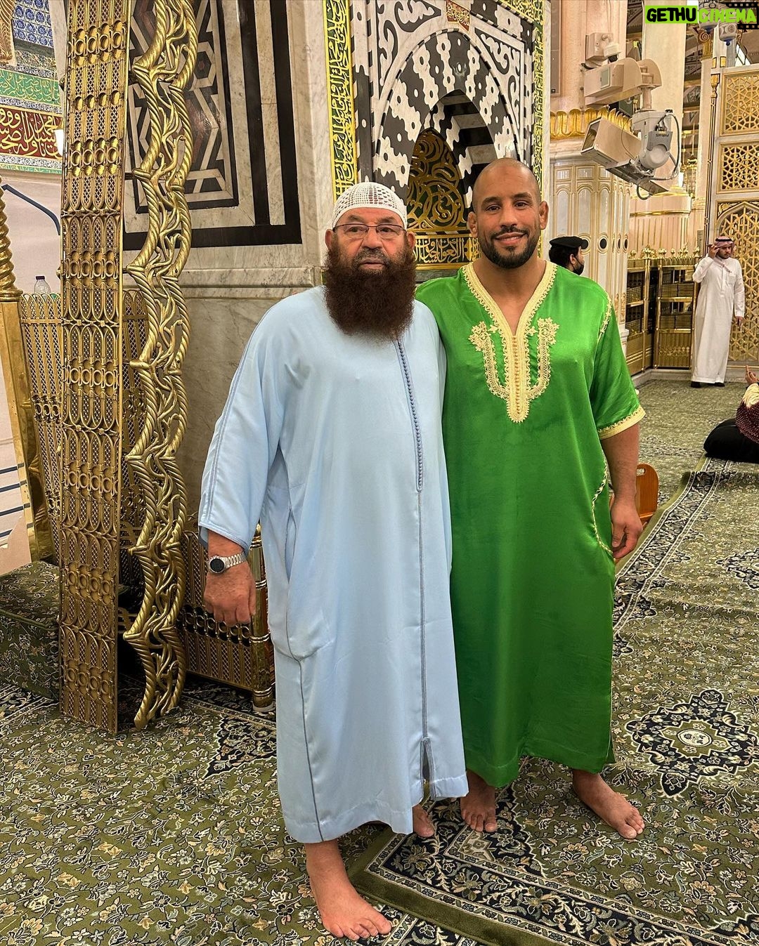 Abu Azaitar Instagram - 💚هنا من جوار قبر رسول الله صلى الله عليه وسلم وصاحبيه ابي بكر وعمر رضي الله عنهما ومن الروضة الشريفة بالمسجد النبوي بطبية الطبية المدينة المنورة اسال الرحمان ان يتقبل منا الصلاة وسائر صالح الاعمال وان يعتقنا واياكم من النيران🤲🏼💚 مسجد النبوی شریف مدینہ المنورہ