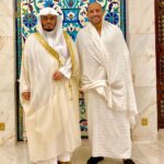 Abu Azaitar Instagram - انه لم دواعي سروري ، لقائي بأئمة الحرم المكي الشريف فضلية الشيخ الدكتور /ياسر الدوسري وفضيلة الشيخ الدكتور/ بندر بليلة -حفظهم الله - وأخذ صورة تذكارية معهم، عسى ربنا سبحانه ان يجمعنا في الجنة كما جمعنا في الدنيا🤲🏼❤️ الحرم المكي مكة المكرمة