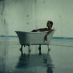 Achille Lauro Instagram - Immersi nei ricordi. Prima di diventare madri. Prima di diventare grandi. Prima di morire in una vasca da bagno. C’erano una volta stupidi ragazzi. Il Video Ufficiale Fuori ora su YT.