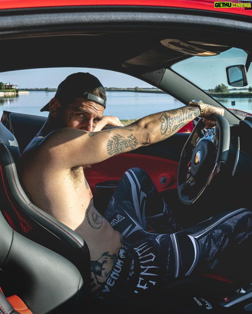 Achille Lauro Instagram - Ho cambiato macchina ma ho la stessa fame di quando in una macchina ci dormivo