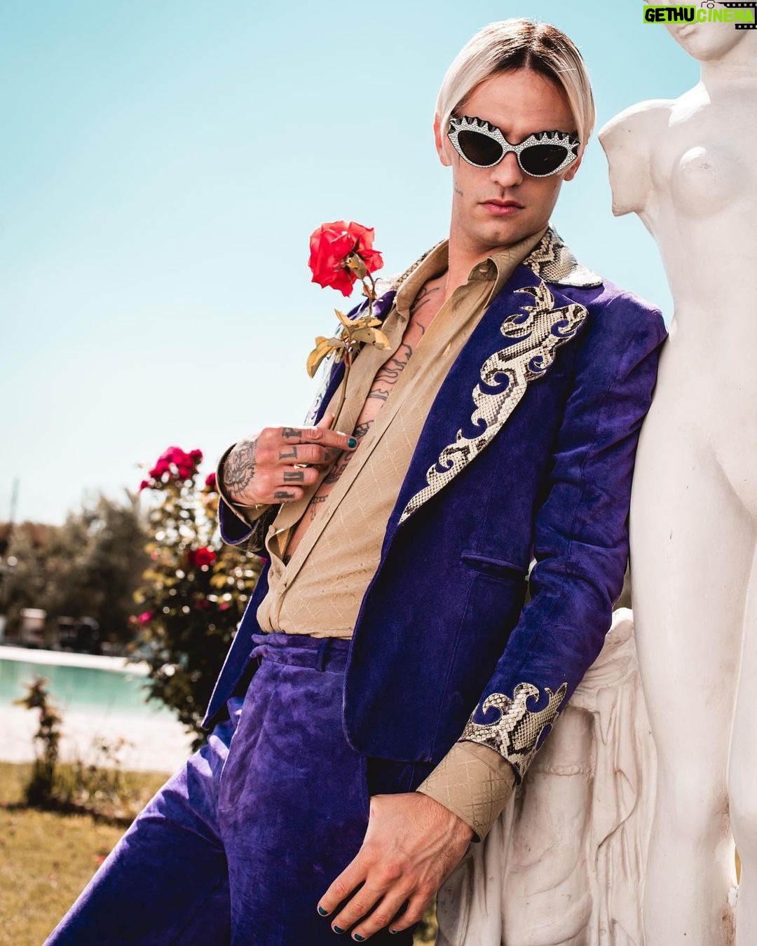 Achille Lauro Instagram - βMilleβ N1 in classifica Fimi e disco dβoro in 1 settimana π¦πββοΈπΈππΌπ€Ώβ½οΈπββοΈ