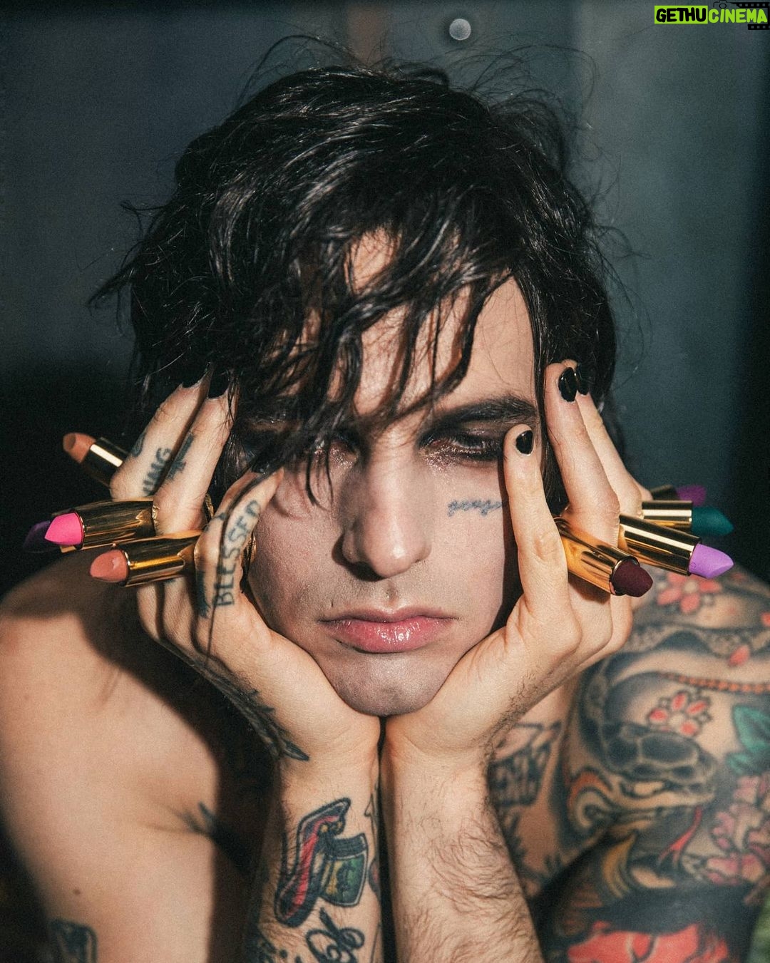 Achille Lauro Instagram - Questa notte l’ultimo bacio. @guccibeauty #adv