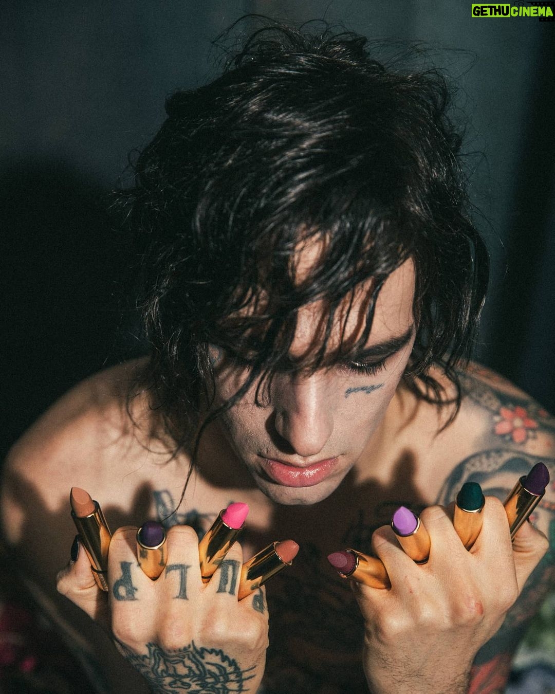 Achille Lauro Instagram - Questa notte l’ultimo bacio. @guccibeauty #adv