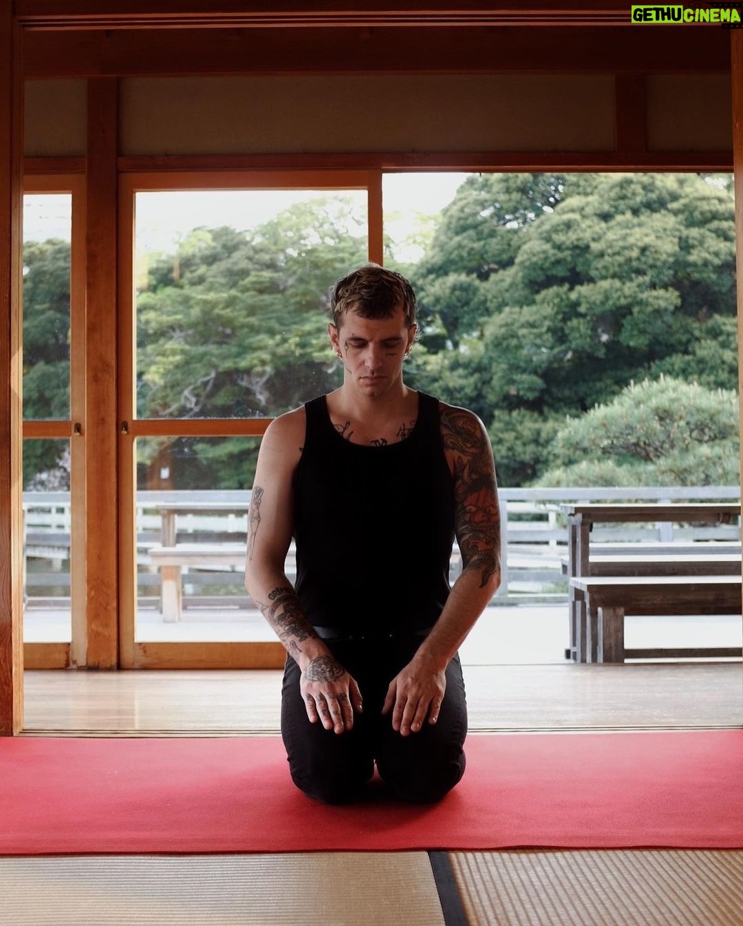 Achille Lauro Instagram - Cresciuto da pregiudicati. Convissuto con gli emarginati. La guerra piace solo a chi non la conosce. Non essere cattivo. Tokyo, Japan