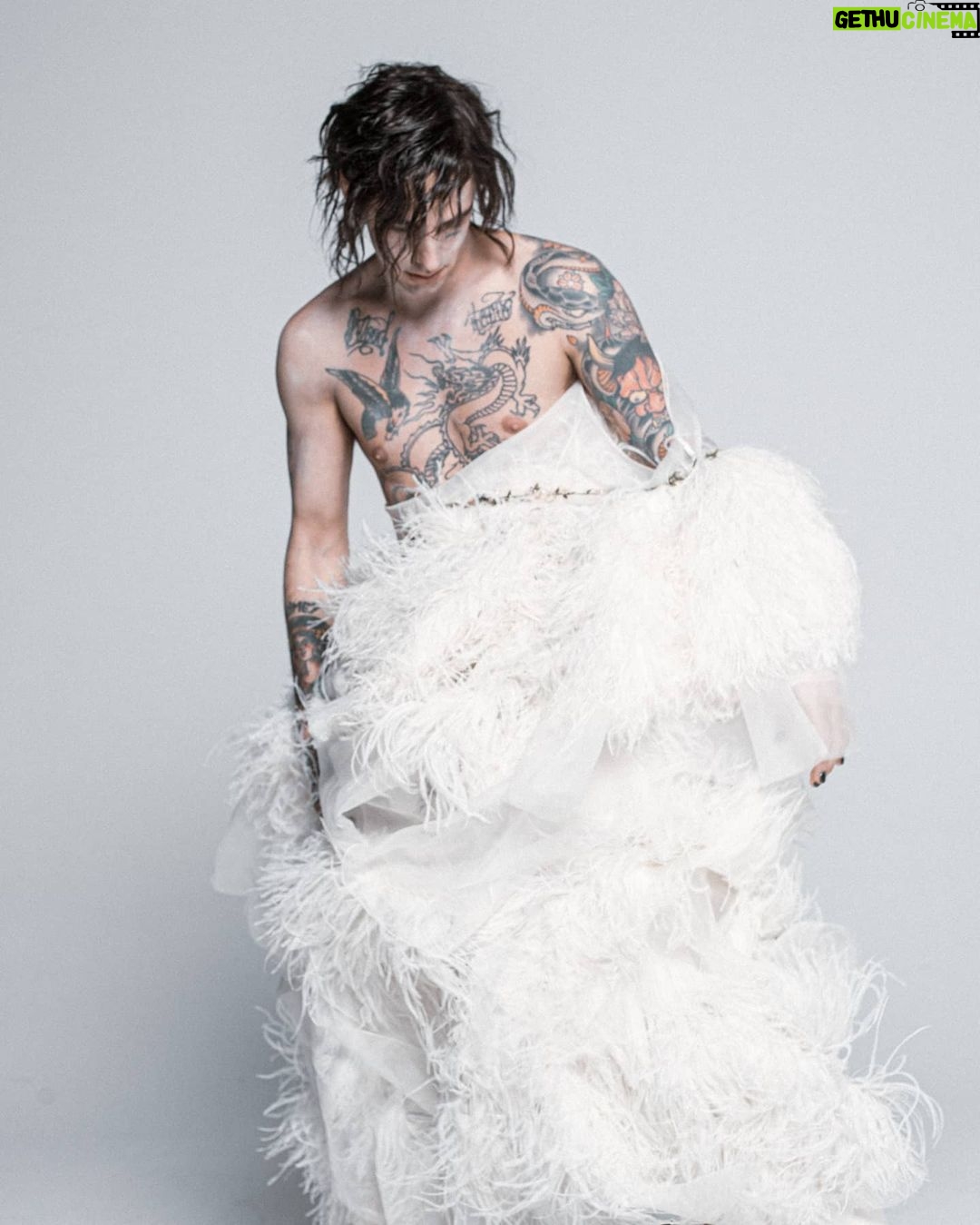 Achille Lauro Instagram - • Creative Director: @directedbyachillelauro Sono il Punk Rock. Icona della scorrettezza. Purezza dell'anticonformismo. Politicamente inadeguato. Cultura giovanile. San Francesco che si spoglia dai beni, Elisabetta Tudor che muore per il popolo. Giovanna D'Arco che va al rogo. Prometeo che ruba il fuoco agli dèi. Sono un bambino con la cresta, Un uomo con le calze a rete, Una donna che si lava dal perbenismo e si sporca di libertà. Sono l'estetica del rifiuto, Il rifiuto dell'appartenenza ad ogni ideologia. Sono Morgana che tua madre disapprova. Contro l'omologazione del "si è sempre fatto così". Sono Marilù. Dio benedica chi se ne frega. I am Punk Rock. Icon of impropriety. Purity of anti-conformism. Politically inadequate. Youth cuture. Saint Francis who rids himself of possessions, Elisabeth Tudor who dies for her people. Joan of Arc burnt at the stake. Prometheus who robbed the gods of fire. I am a child with a crest, A man in fishnet stockings, A woman who washes herself of respectability and dirties herself with freedom. I am the esthetics of refuse The refusal of belonging to any ideology. I am Morgana whom your mother disaproves. Againts the standardisation of "it's always been done this way". I am Marilù. God bless those who don't give a damn. Costume Design: @alessandro_michele @gucci Co-creative Director: Nicolò Cerioni Fotografia: @LeandroEmede @guccibeauty