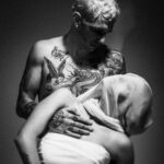 Achille Lauro Instagram – Si dice che Magritte dedicò “Les amants” al bacio d’addio tra suo padre e sua madre, mai avvenuto per la prematura morte di lei.
Oggi siamo io e te, Roma, ma
“Appena prima dell’ultimo bacio”.
Questa notte
La prima Assoluta
Achille Lauro Unplugged in teatro