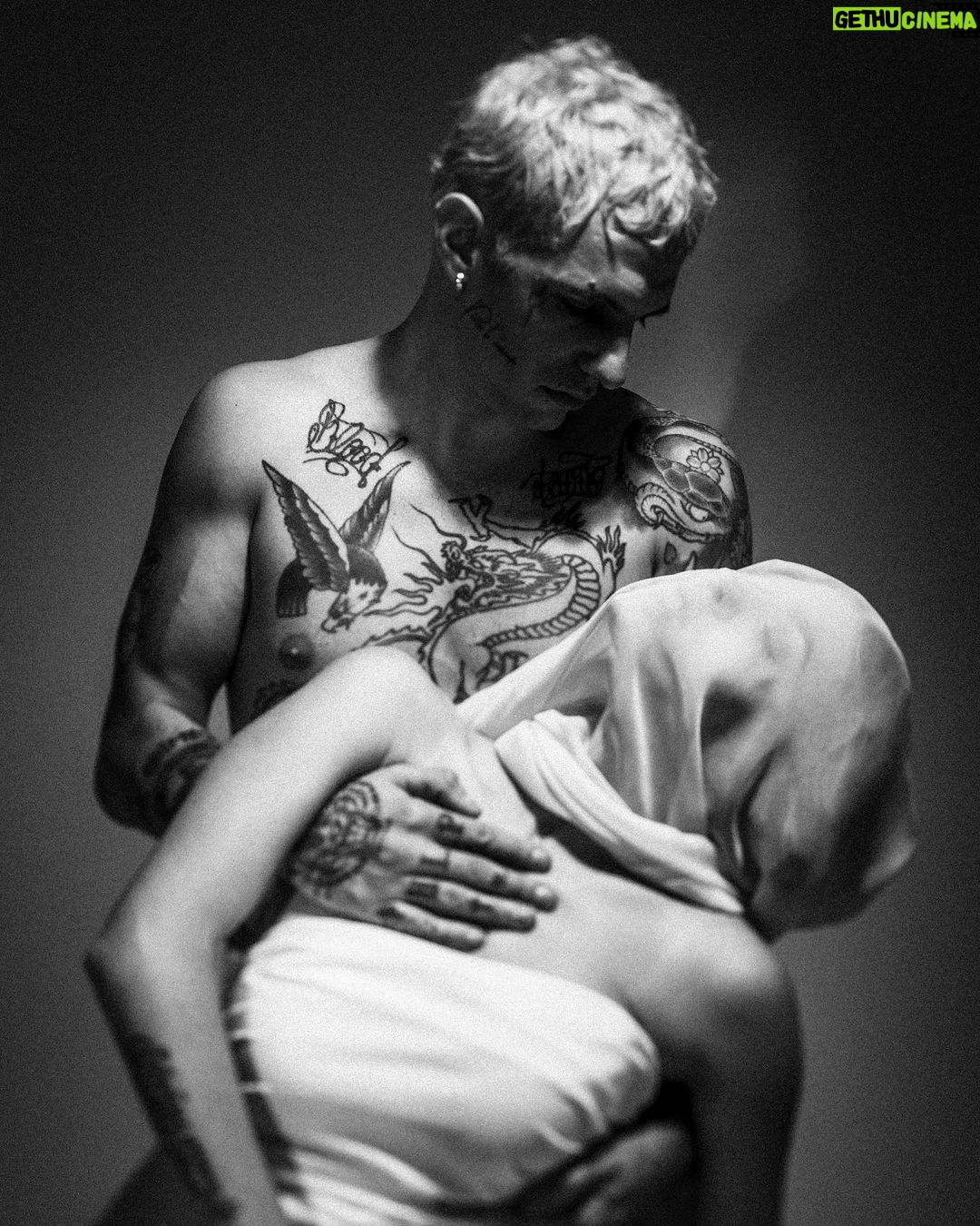 Achille Lauro Instagram - Si dice che Magritte dedicò “Les amants” al bacio d’addio tra suo padre e sua madre, mai avvenuto per la prematura morte di lei. Oggi siamo io e te, Roma, ma “Appena prima dell’ultimo bacio”. Questa notte La prima Assoluta Achille Lauro Unplugged in teatro