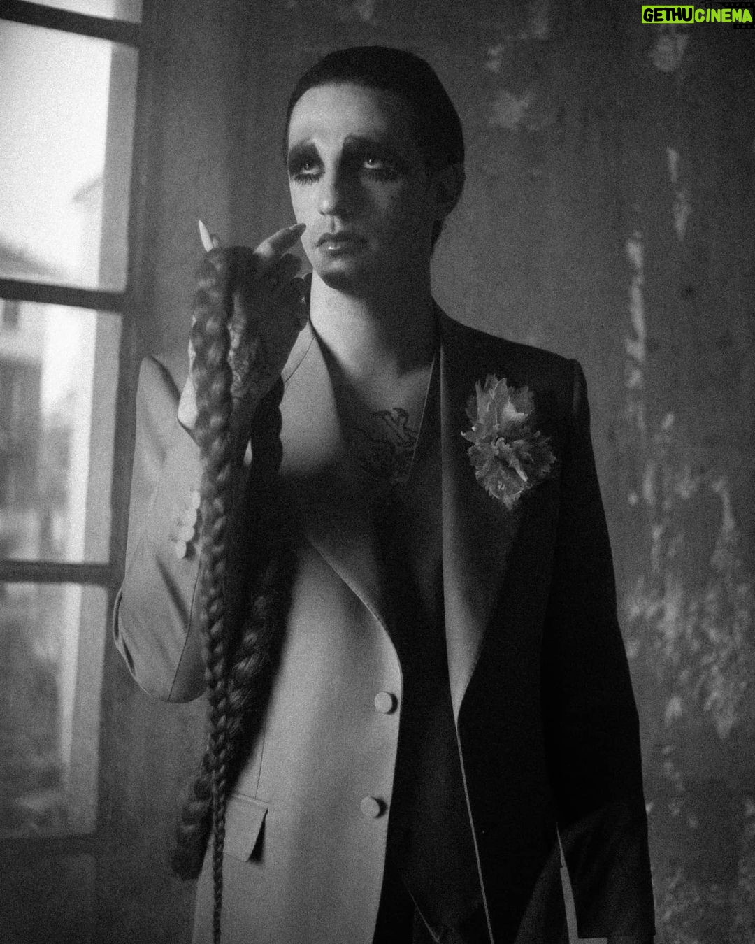 Achille Lauro Instagram - • Creative Director: @directedbyachillelauro Sono il Rock 'N Roll. Trasgressione che entra nelle case di mezza America. Esplicito invito a lasciarsi andare. Una vecchia chiesa indignata per il credo dell'irriverenza. Nuovo tempio notturno del giovane e del proibito. È tempo di gioco. Demonio, divinità, Jukebox tappezzati di chiodi. Unione rituale con gli altri In un solo corpo danzante. Carne che chiede carne. Uragano nei desideri sessuali, Scossa nel perbenismo familiare, Promessa di piacere. Il sacro vincolo del godimento. Godere è un obbligo. Dio benedica chi gode. I am Rock ‘n' Roll. Transgressions entering houses all over America. An explicit appeal to let yourself go. An old church indignant over the irreverent beliefs. A new night temple of youth and the forbidden. It's time to play. Demon, divinity, Nail covered Juke Box. Ritualised union with others In a single, dancing body. Meat asking for meat. Hurricane of sexual desires, Family respectability shocked. The promise of pleasure The sacred bond of pleasures. Pleasure is a duty. God blesses those who take pleasure. Costume Design: @alessandro_michele @gucci Co-creative Director: Nicolò Cerioni Fotografia: @LeandroEmede @guccibeauty