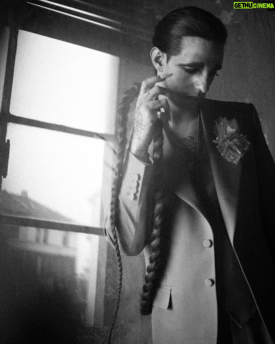 Achille Lauro Instagram - • Creative Director: @directedbyachillelauro Sono il Rock 'N Roll. Trasgressione che entra nelle case di mezza America. Esplicito invito a lasciarsi andare. Una vecchia chiesa indignata per il credo dell'irriverenza. Nuovo tempio notturno del giovane e del proibito. È tempo di gioco. Demonio, divinità, Jukebox tappezzati di chiodi. Unione rituale con gli altri In un solo corpo danzante. Carne che chiede carne. Uragano nei desideri sessuali, Scossa nel perbenismo familiare, Promessa di piacere. Il sacro vincolo del godimento. Godere è un obbligo. Dio benedica chi gode. I am Rock ‘n' Roll. Transgressions entering houses all over America. An explicit appeal to let yourself go. An old church indignant over the irreverent beliefs. A new night temple of youth and the forbidden. It's time to play. Demon, divinity, Nail covered Juke Box. Ritualised union with others In a single, dancing body. Meat asking for meat. Hurricane of sexual desires, Family respectability shocked. The promise of pleasure The sacred bond of pleasures. Pleasure is a duty. God blesses those who take pleasure. Costume Design: @alessandro_michele @gucci Co-creative Director: Nicolò Cerioni Fotografia: @LeandroEmede @guccibeauty