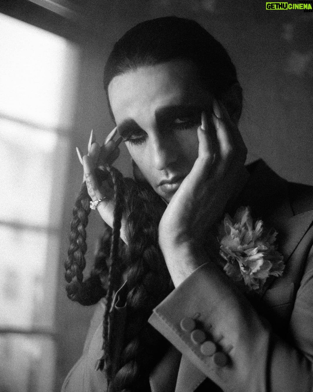 Achille Lauro Instagram - • Creative Director: @directedbyachillelauro Sono il Rock 'N Roll. Trasgressione che entra nelle case di mezza America. Esplicito invito a lasciarsi andare. Una vecchia chiesa indignata per il credo dell'irriverenza. Nuovo tempio notturno del giovane e del proibito. È tempo di gioco. Demonio, divinità, Jukebox tappezzati di chiodi. Unione rituale con gli altri In un solo corpo danzante. Carne che chiede carne. Uragano nei desideri sessuali, Scossa nel perbenismo familiare, Promessa di piacere. Il sacro vincolo del godimento. Godere è un obbligo. Dio benedica chi gode. I am Rock ‘n' Roll. Transgressions entering houses all over America. An explicit appeal to let yourself go. An old church indignant over the irreverent beliefs. A new night temple of youth and the forbidden. It's time to play. Demon, divinity, Nail covered Juke Box. Ritualised union with others In a single, dancing body. Meat asking for meat. Hurricane of sexual desires, Family respectability shocked. The promise of pleasure The sacred bond of pleasures. Pleasure is a duty. God blesses those who take pleasure. Costume Design: @alessandro_michele @gucci Co-creative Director: Nicolò Cerioni Fotografia: @LeandroEmede @guccibeauty