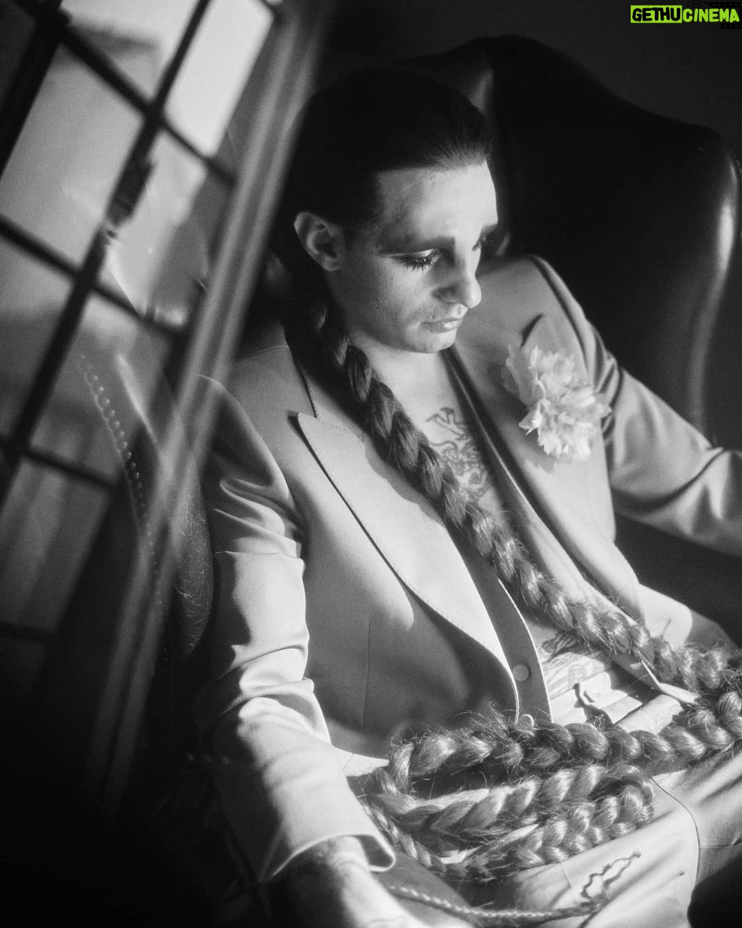 Achille Lauro Instagram - • Creative Director: @directedbyachillelauro Sono il Rock 'N Roll. Trasgressione che entra nelle case di mezza America. Esplicito invito a lasciarsi andare. Una vecchia chiesa indignata per il credo dell'irriverenza. Nuovo tempio notturno del giovane e del proibito. È tempo di gioco. Demonio, divinità, Jukebox tappezzati di chiodi. Unione rituale con gli altri In un solo corpo danzante. Carne che chiede carne. Uragano nei desideri sessuali, Scossa nel perbenismo familiare, Promessa di piacere. Il sacro vincolo del godimento. Godere è un obbligo. Dio benedica chi gode. I am Rock ‘n' Roll. Transgressions entering houses all over America. An explicit appeal to let yourself go. An old church indignant over the irreverent beliefs. A new night temple of youth and the forbidden. It's time to play. Demon, divinity, Nail covered Juke Box. Ritualised union with others In a single, dancing body. Meat asking for meat. Hurricane of sexual desires, Family respectability shocked. The promise of pleasure The sacred bond of pleasures. Pleasure is a duty. God blesses those who take pleasure. Costume Design: @alessandro_michele @gucci Co-creative Director: Nicolò Cerioni Fotografia: @LeandroEmede @guccibeauty