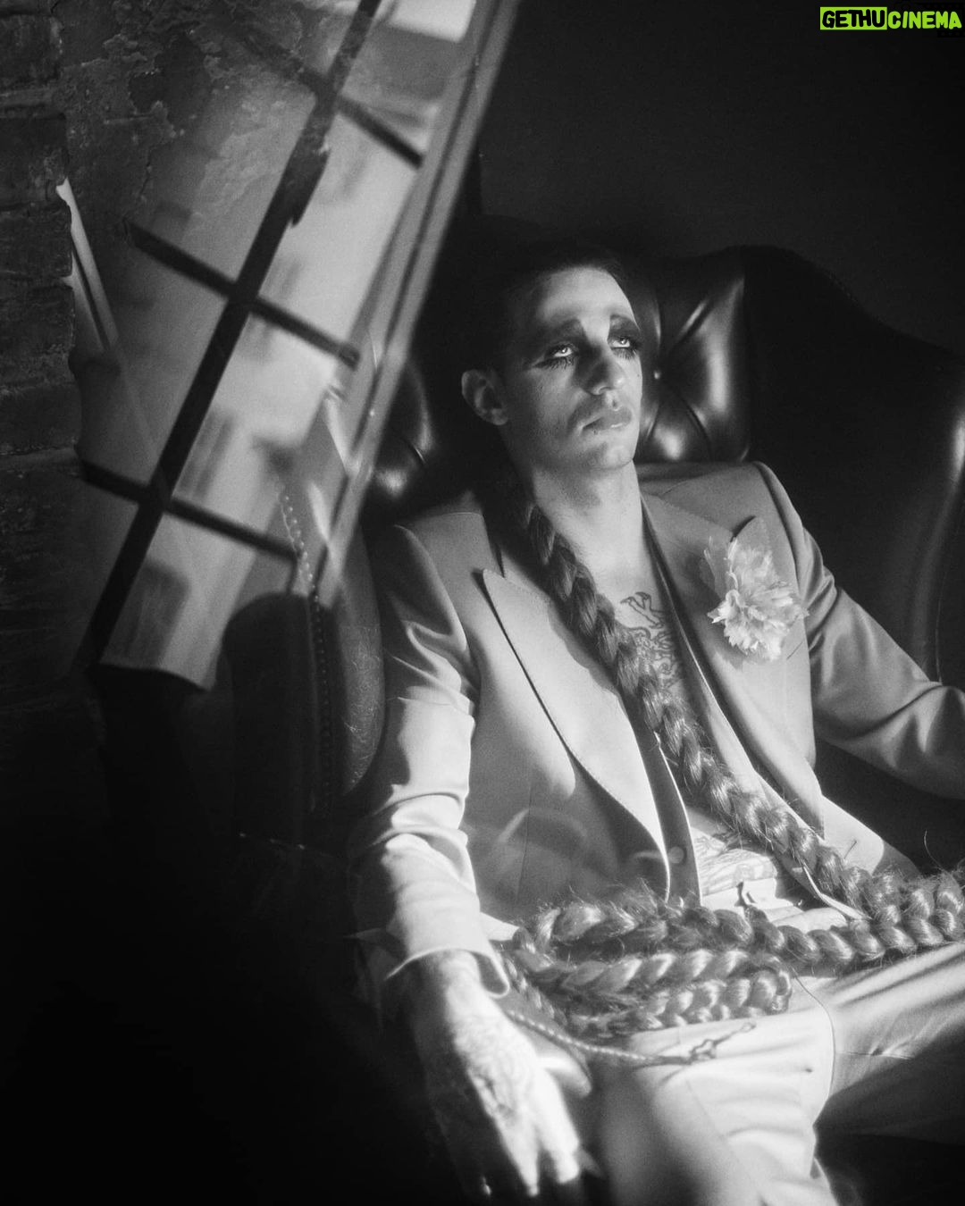 Achille Lauro Instagram - • Creative Director: @directedbyachillelauro Sono il Rock 'N Roll. Trasgressione che entra nelle case di mezza America. Esplicito invito a lasciarsi andare. Una vecchia chiesa indignata per il credo dell'irriverenza. Nuovo tempio notturno del giovane e del proibito. È tempo di gioco. Demonio, divinità, Jukebox tappezzati di chiodi. Unione rituale con gli altri In un solo corpo danzante. Carne che chiede carne. Uragano nei desideri sessuali, Scossa nel perbenismo familiare, Promessa di piacere. Il sacro vincolo del godimento. Godere è un obbligo. Dio benedica chi gode. I am Rock ‘n' Roll. Transgressions entering houses all over America. An explicit appeal to let yourself go. An old church indignant over the irreverent beliefs. A new night temple of youth and the forbidden. It's time to play. Demon, divinity, Nail covered Juke Box. Ritualised union with others In a single, dancing body. Meat asking for meat. Hurricane of sexual desires, Family respectability shocked. The promise of pleasure The sacred bond of pleasures. Pleasure is a duty. God blesses those who take pleasure. Costume Design: @alessandro_michele @gucci Co-creative Director: Nicolò Cerioni Fotografia: @LeandroEmede @guccibeauty