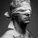 Achille Lauro Instagram – Mio fratello anni fa mi disse di stare attento alle persone,
ma io non gli ho mai dato ascolto.
Non esiste pace per quelli come noi.
L’amore che non è amore, amici che non sono amici, nostalgia di una serenità mai vissuta.
È forse questo essere umani?
Vorrei esistesse un posto diverso da questo,
Ma non esiste un posto per noi.
“Che Sarà” il nuovo singolo fuori questa notte.
La prima assoluta H 21:00 in Diretta Instagram